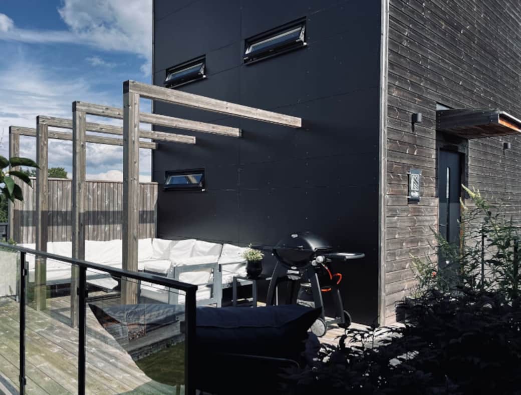 The outside lounge area to the west of the lofthouse. BBQ using gas, available all year arround.