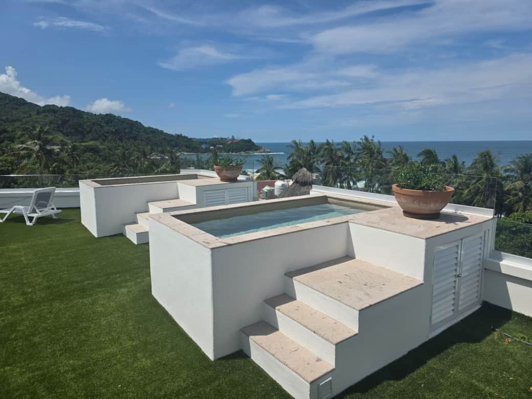 5 Private plunge pools with panoramic views.