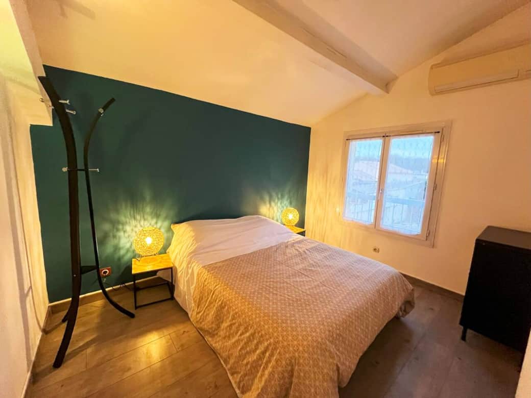 Deuxième chambre à l'étage avec un lit 140 et une petite commode.