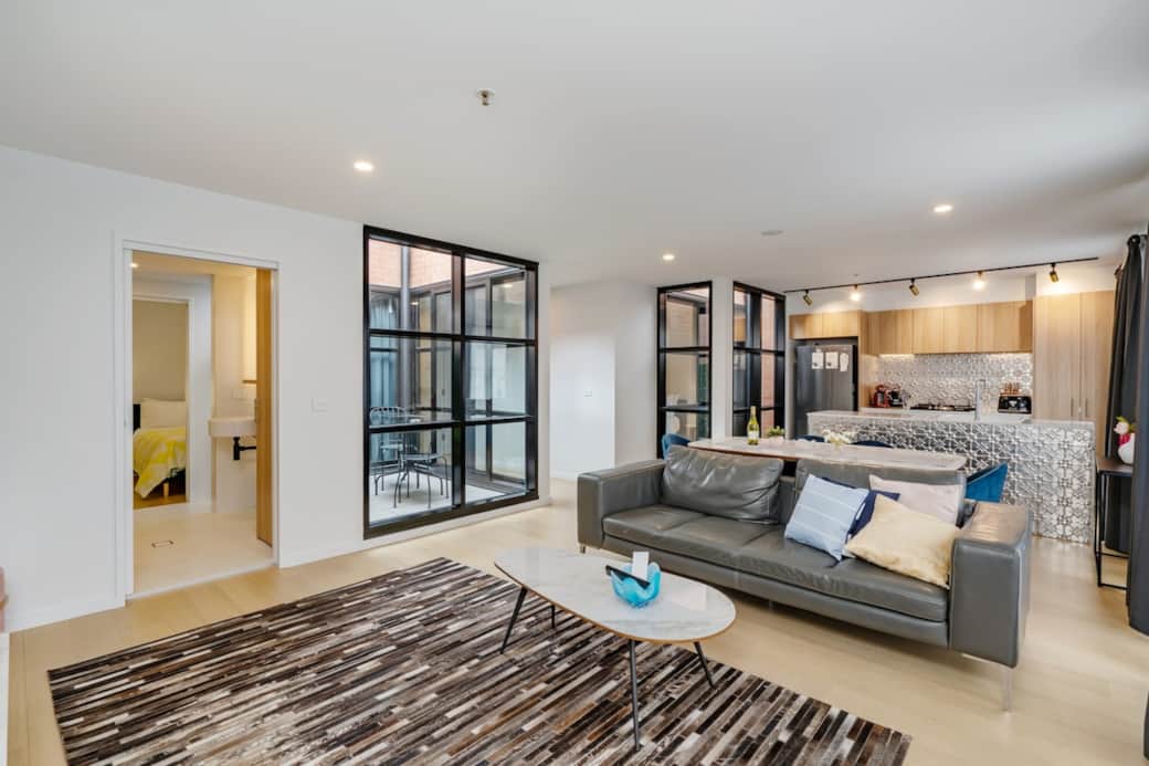 he open-plan layout features a cozy living area and a comfortable bed, perfect for both relaxation and entertainment. The large windows let in abundant natural light, enhancing the inviting atmosphere. Ideal for solo travelers or couples.