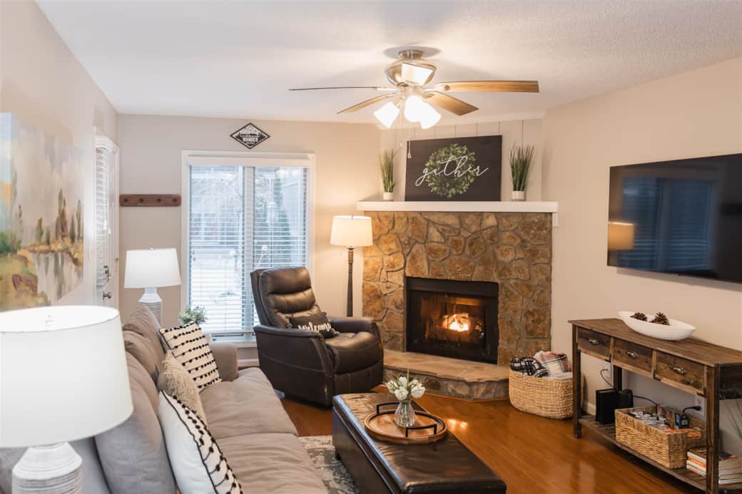 Spacious Living Room with Gas Fireplace and comfortable seating Spacious Living Room with Gas Fireplace and comfortable seating