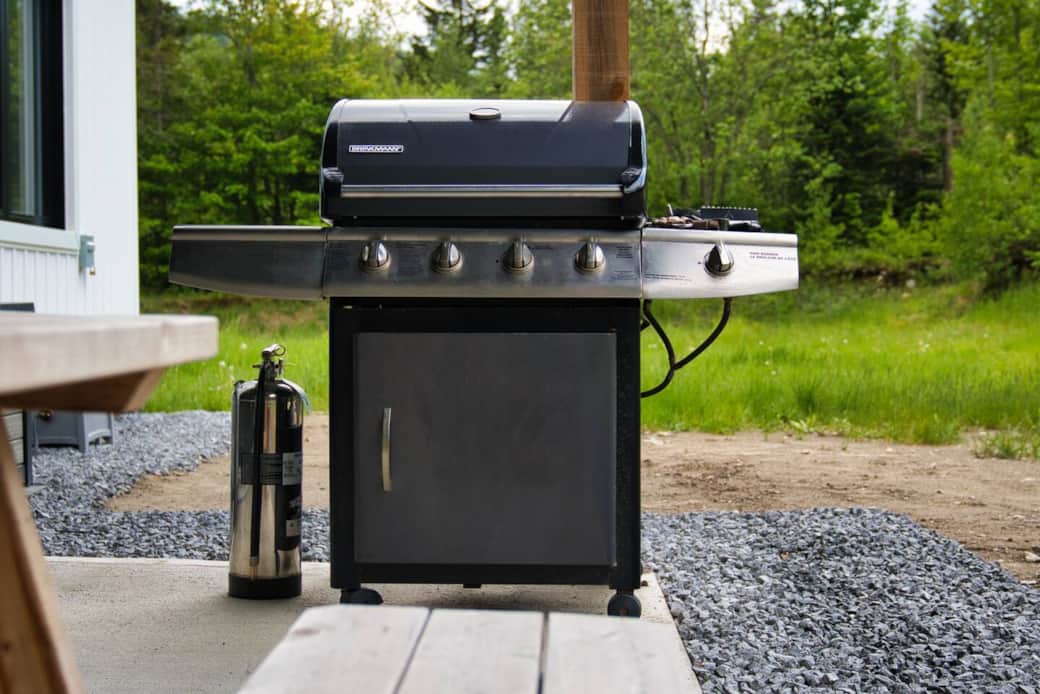 BBQ au propane sous la terrasse.