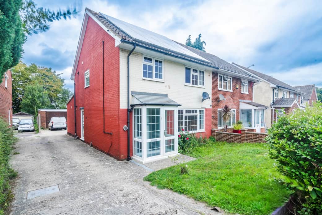 Beautiful 5BR House available to book in Crawley! Spacious parking. Great for families, contractors and business travellers alike. BOOK YOUR STAY NOW!
