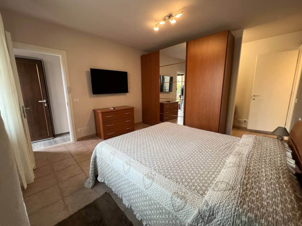 Camera da letto con televisione da 50 pollici