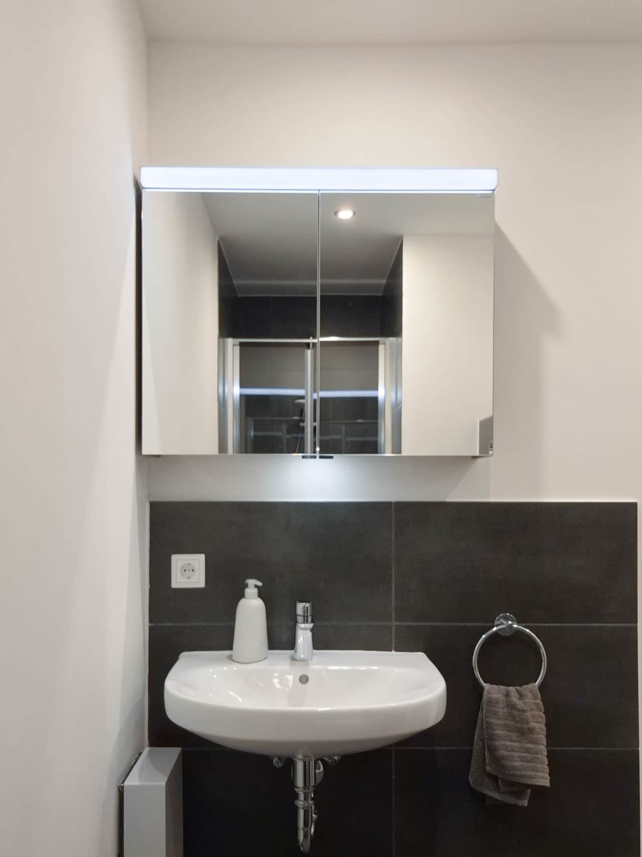 Nuernberg-neuselsbrunn-messe-nexpoforum-bathroom-washbasin-mirror cabinet-01