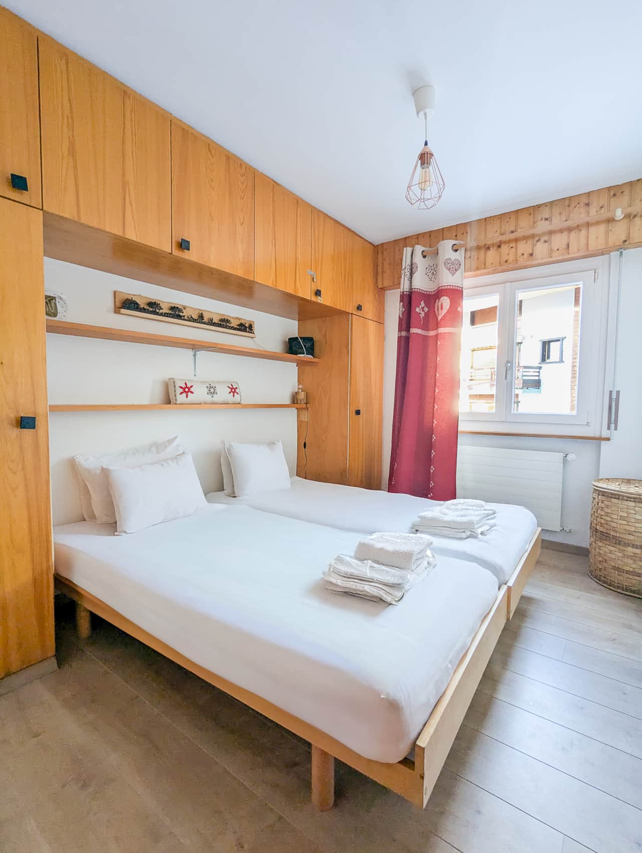 Großes Doppelbett mit eingebauten Regalen zur Aufbewahrung Ihrer Sachen.