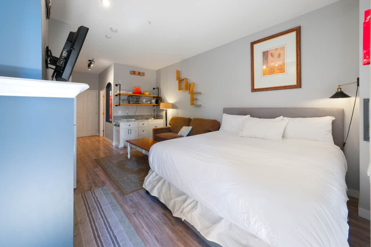 Unit 104B King Bed
