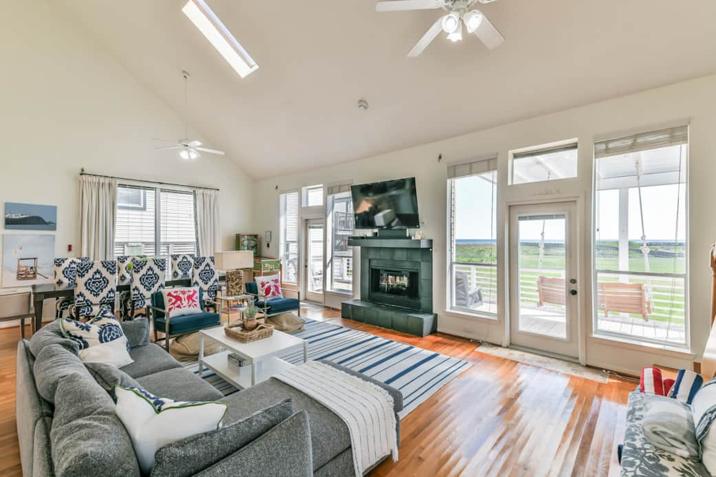 Floor to ceiling windows make this spacious living room feel even bigger! Floor to ceiling windows make this spacious living room feel even bigger!