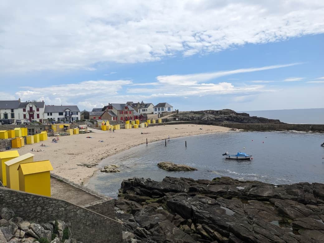 Plage Saint Michel (club mickey et cours de natation en été)