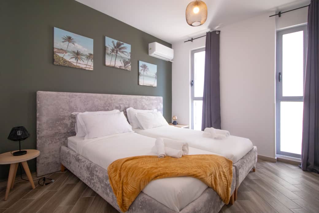 Queen size bed bedroom 3