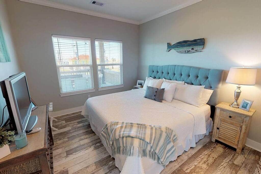 Primary bedroom - King bed