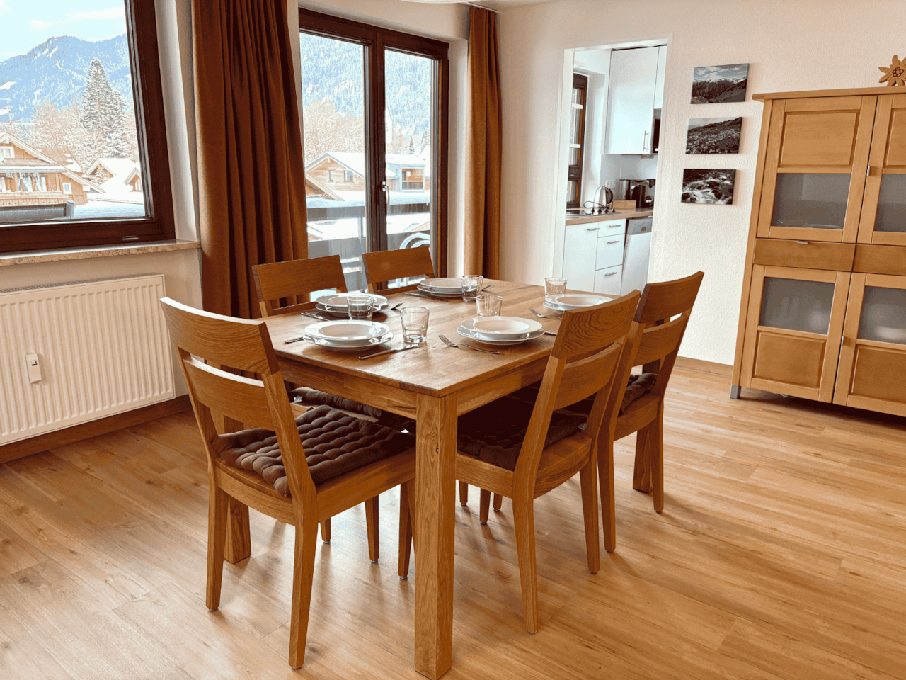 Dining table for up to 5 guests