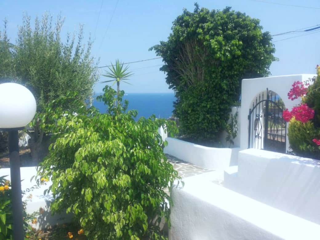 Giardino mediterraneo con vista mare, ingresso curato e relax a Casa Eolo Malfa Giardino mediterraneo con vista mare, ingresso curato e relax a Casa Eolo Malfa