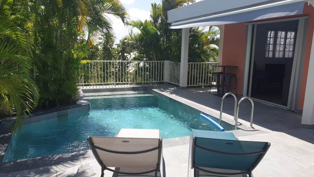 Terrasse spacieuse et vue sur la végétation - Villa Zeinga SAINTE ANNE Terrasse spacieuse et vue sur la végétation - Villa Zeinga SAINTE ANNE