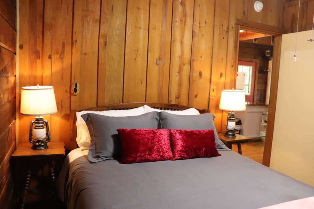 Queen-Size bed, lamps with USB