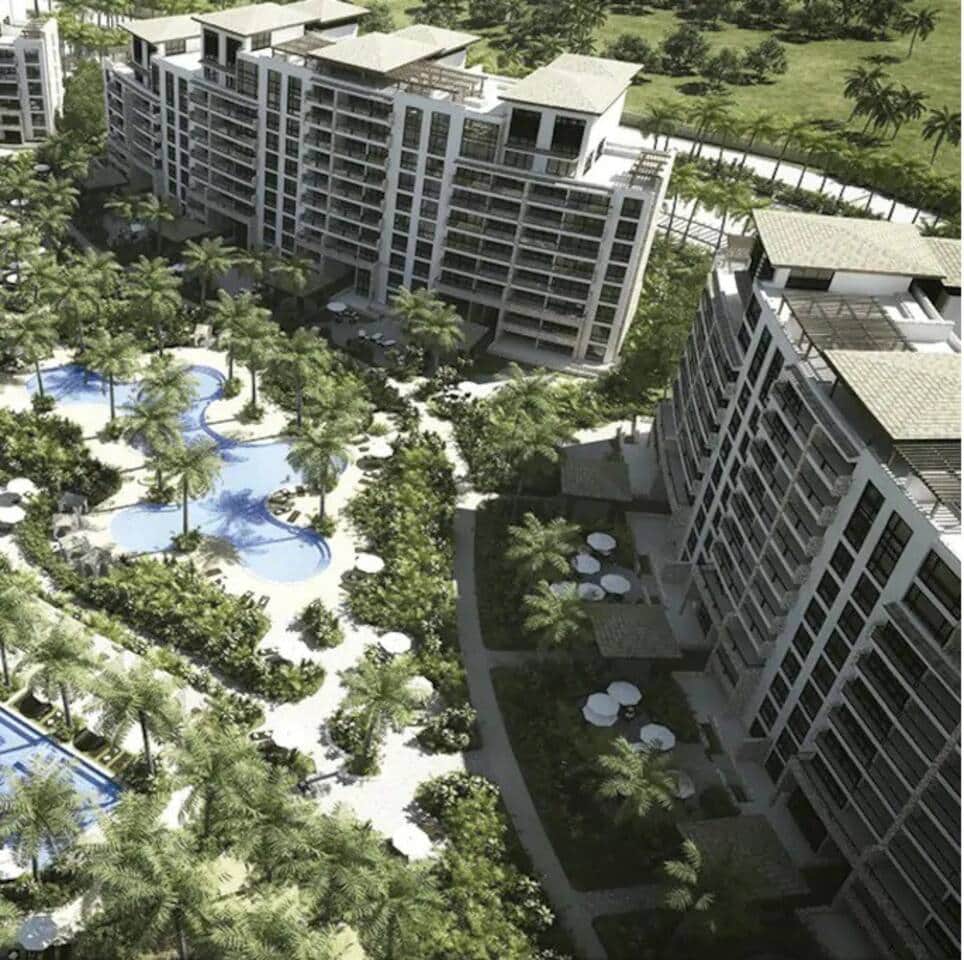 Rodeado de bellos jardines