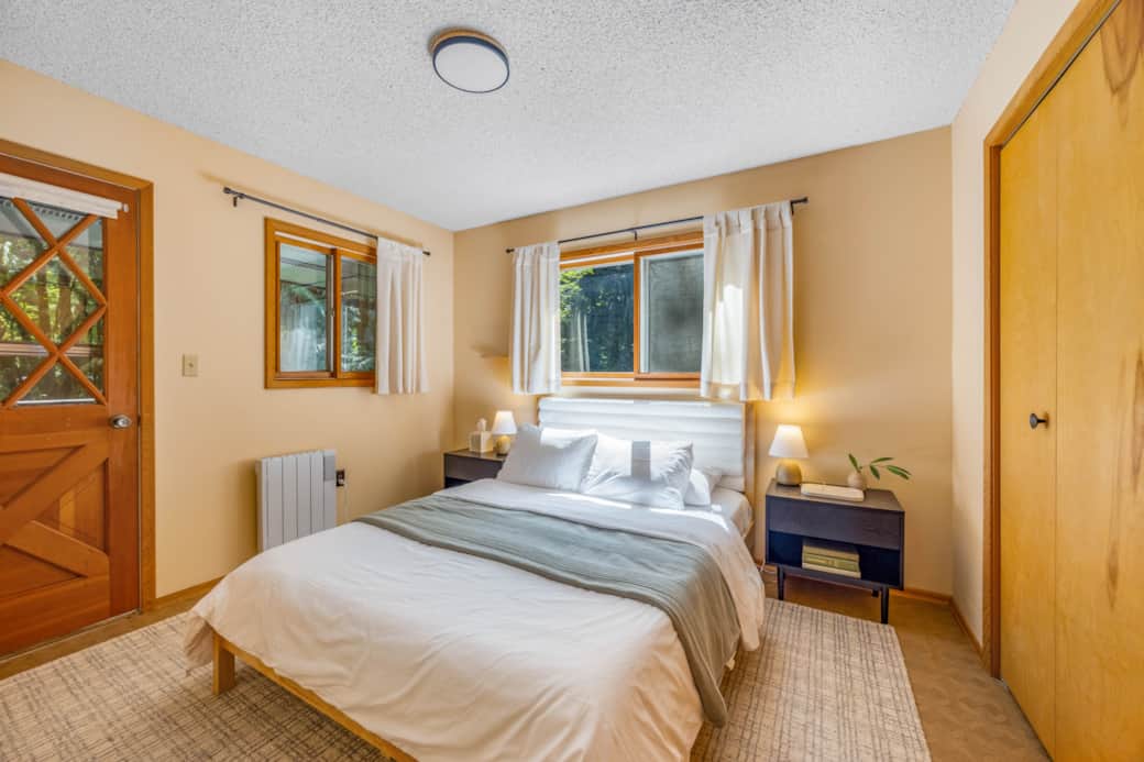 Queen Bed- 2nd Floor