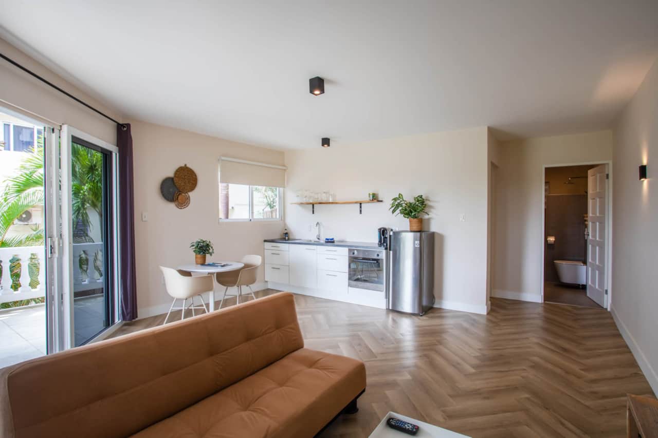 Woonkamer met open keuken
