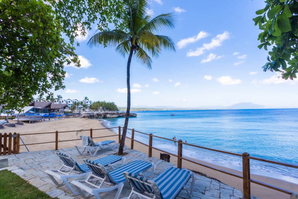 Direct access to the sandy beach