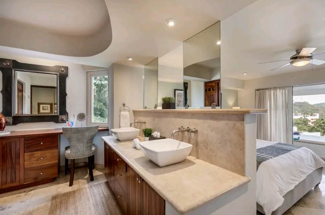 Full bathroom 1