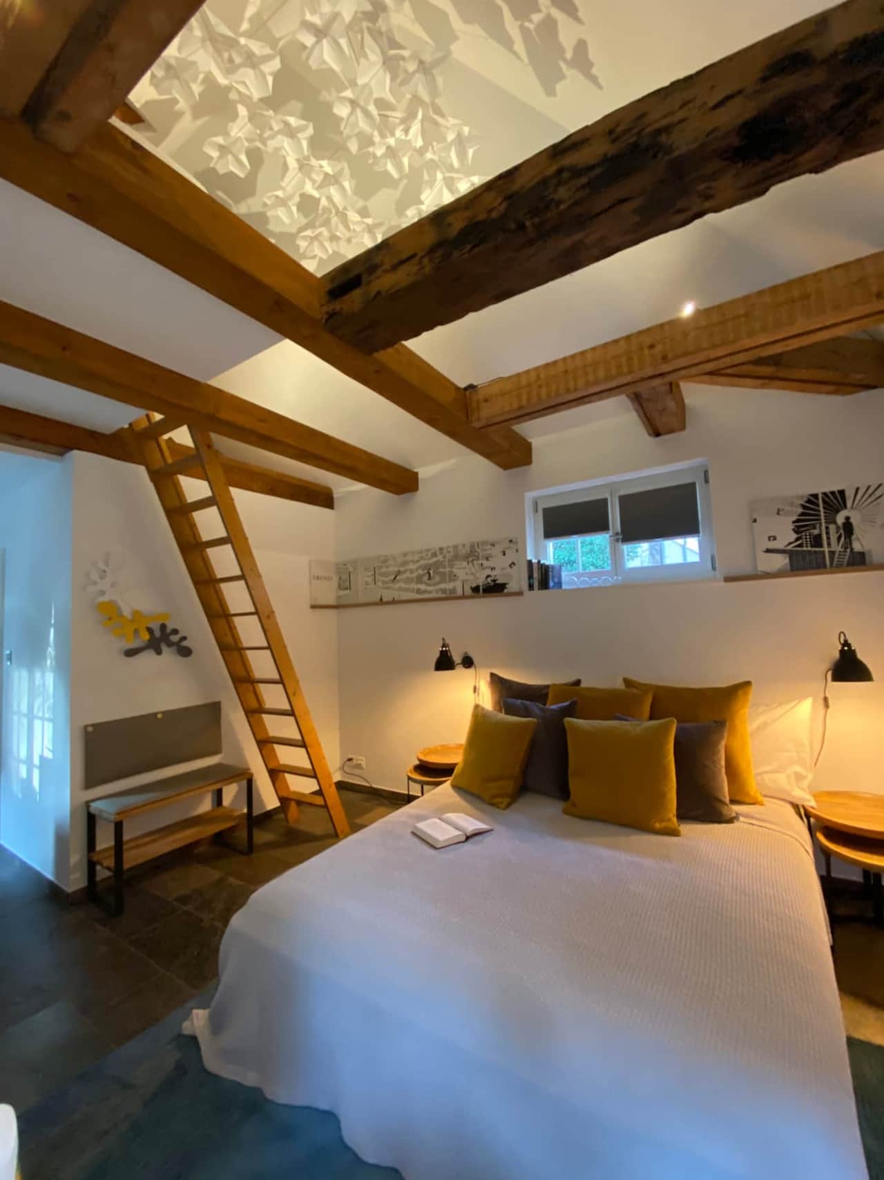 Bett und Leiter zum Dachstock