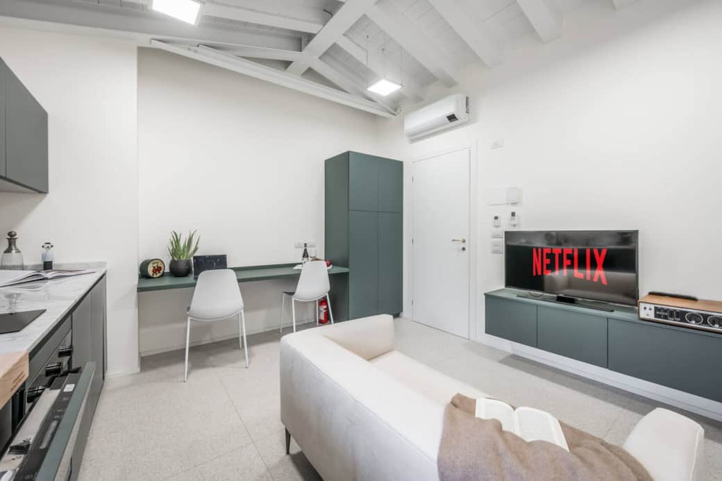 Salotto e Zona pranzo con Tv Full HD 40 e Netflix Gratuito