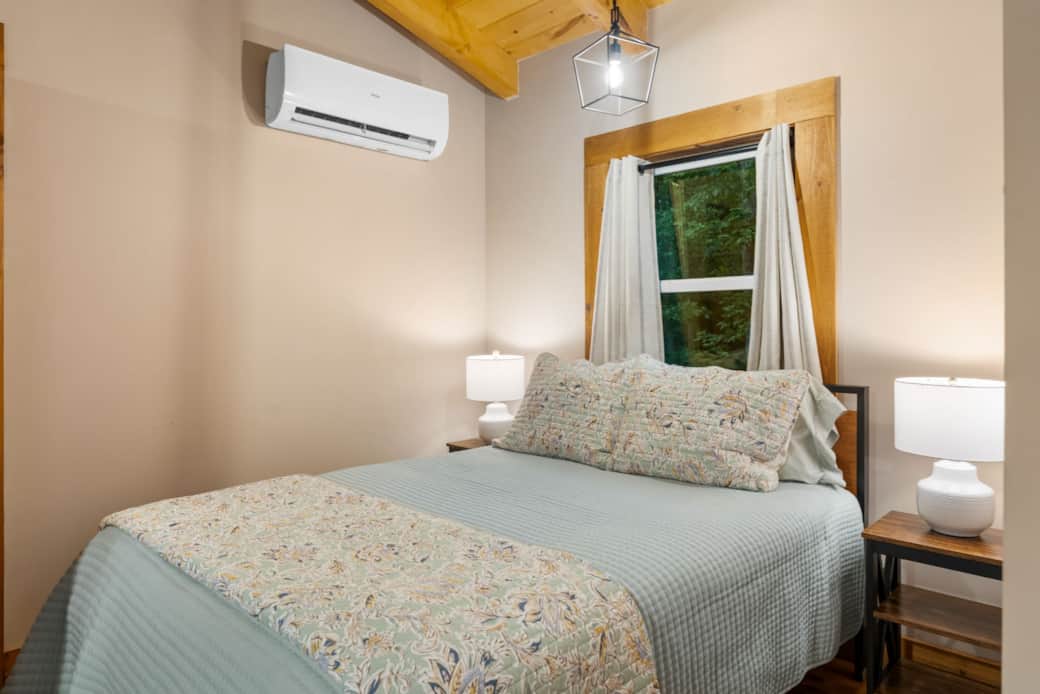 Bedroom 3 with 2 double beds