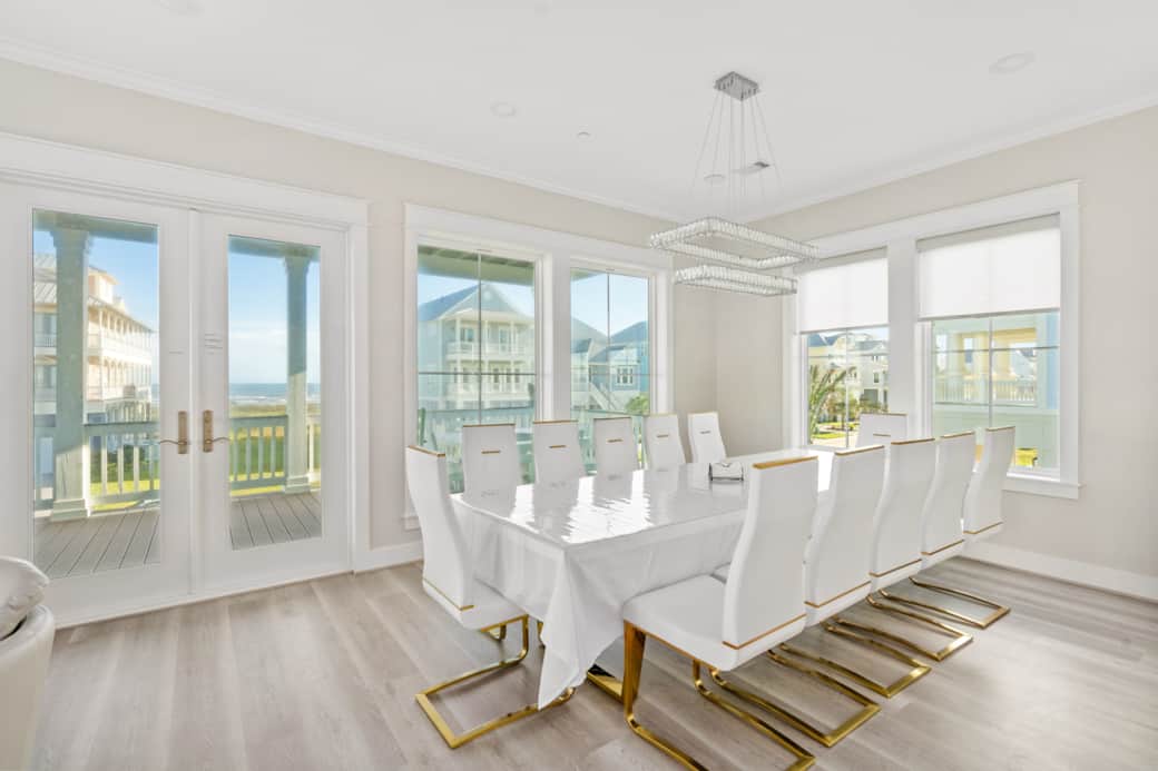 Dining room with beach view Dining room with beach view