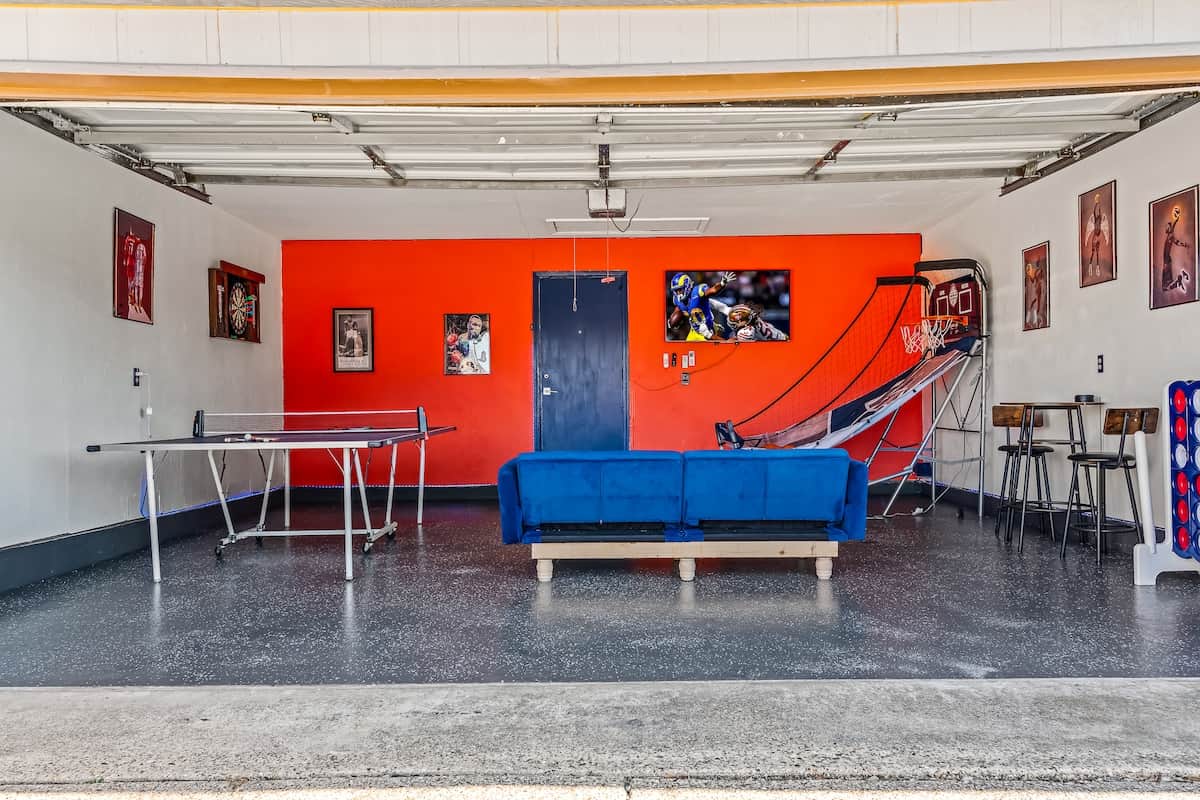 Fully equipped game room. Darts, Ping Pong, Connect 4, Basketball, 55" Smart TV, Mini Split (AC & Heat) with new Epoxy coated floors, LED lights and sofa. Amazing place to relax and spend quality time with friends/family. 