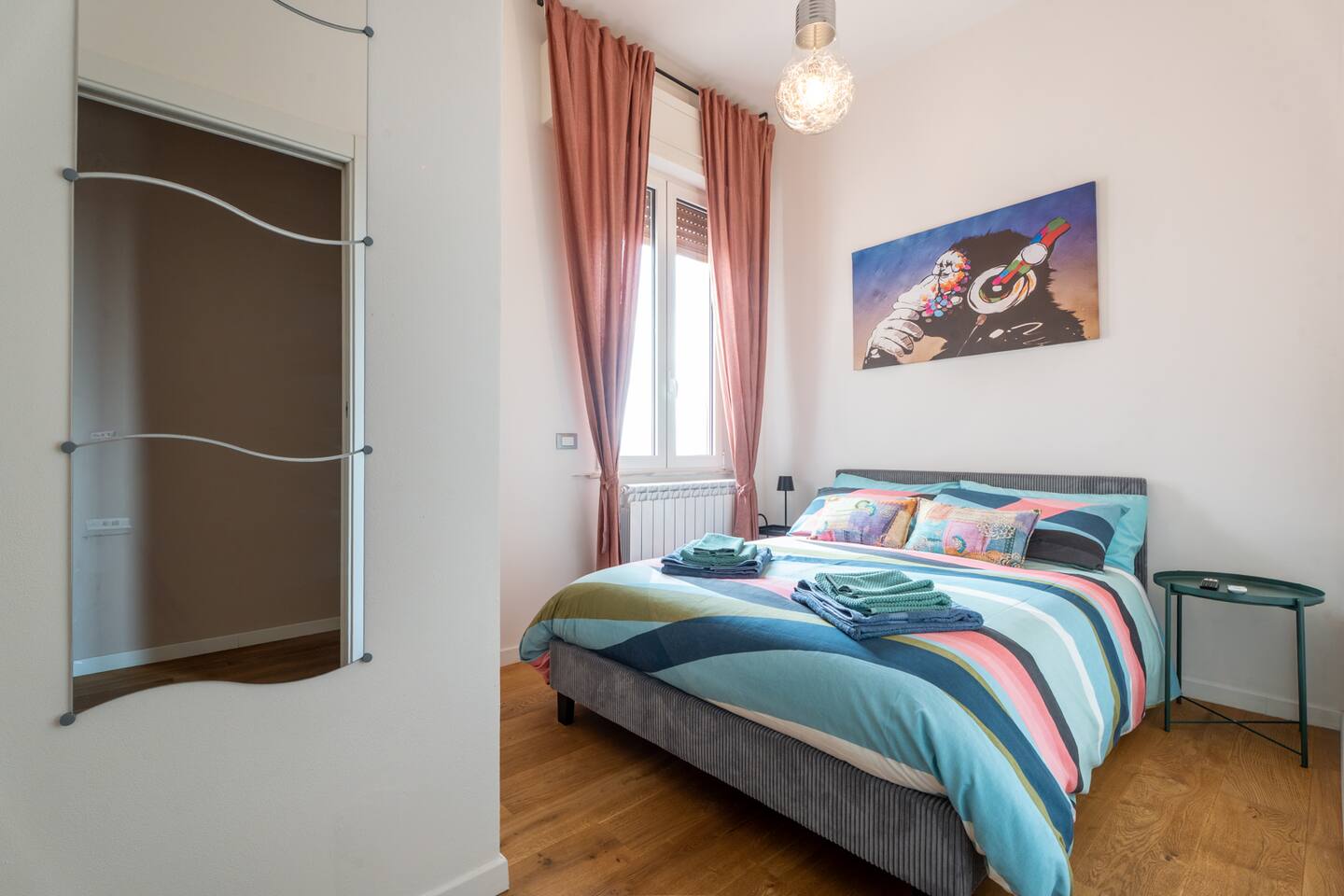 Camera vivace e accogliente, dove i colori e la luce naturale creano un’atmosfera gioiosa e rilassante con vista sul Golfo. Letto alla francese, materasso ortopedico in memory foam, biancheria in cotone dai toni sgargianti, grande armadio, Smart Tv.