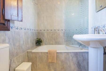 Habitación 2. Baño con bañera