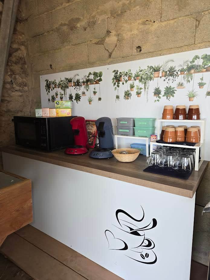 Coin petit-déjeuner avec tout le nécessaire à votre disposition