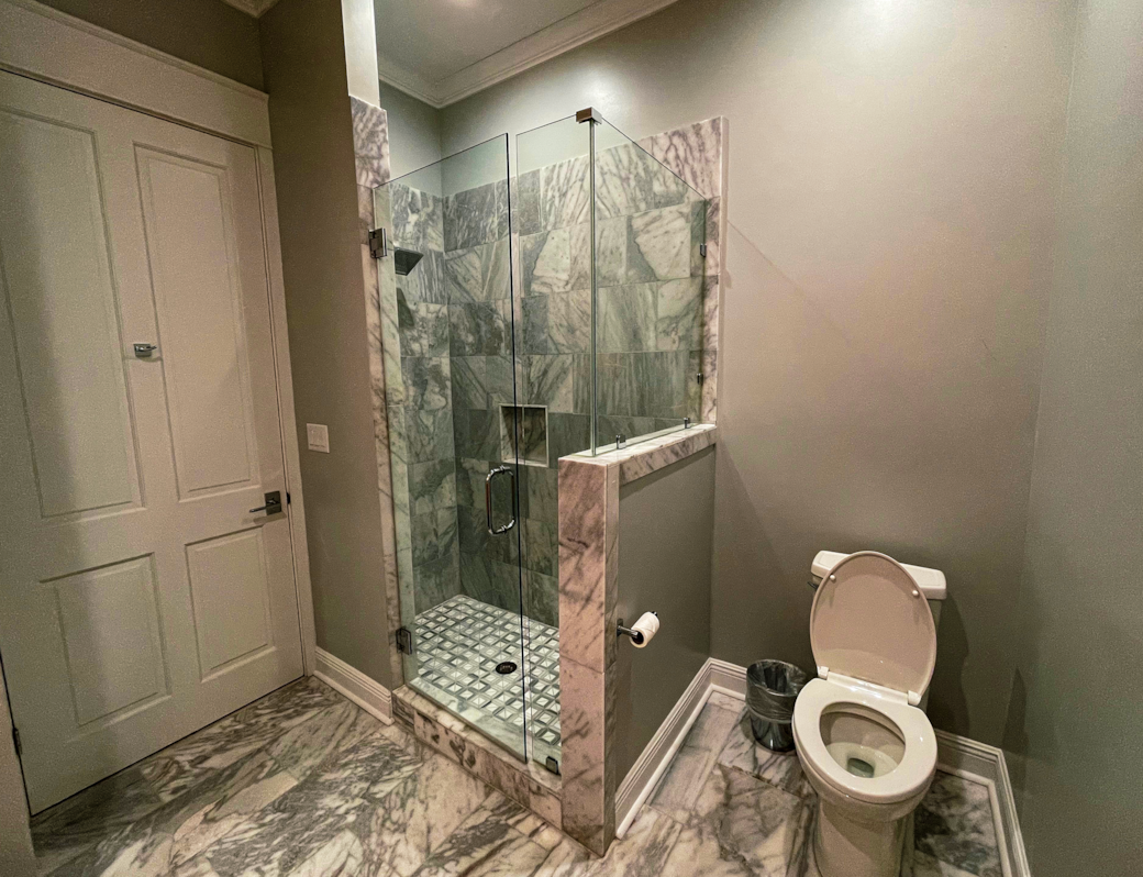 King Suite 4 Bathroom King Suite 4 Bathroom