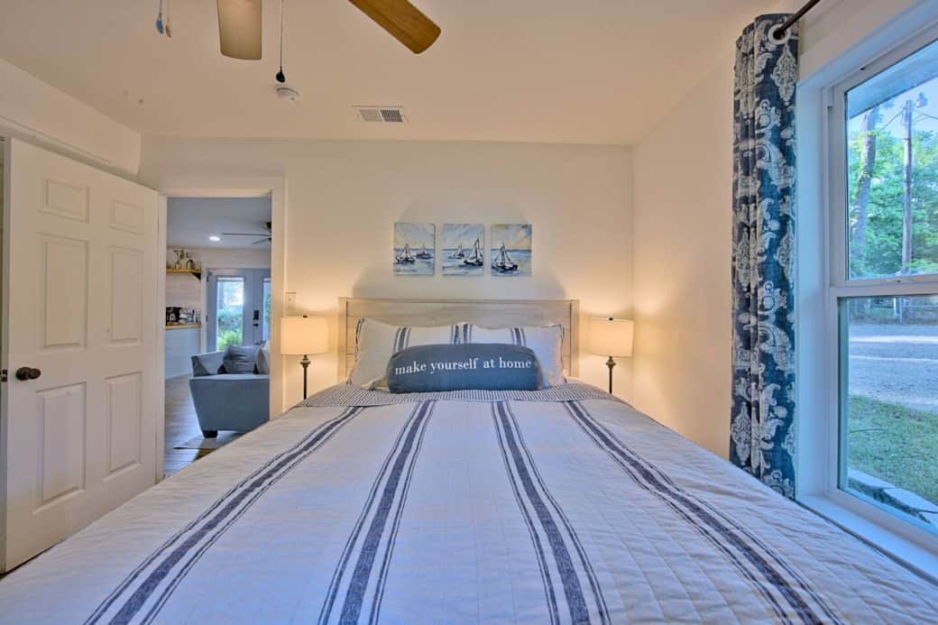 Bedroom 1 with Queen bed Bedroom 1 with Queen bed