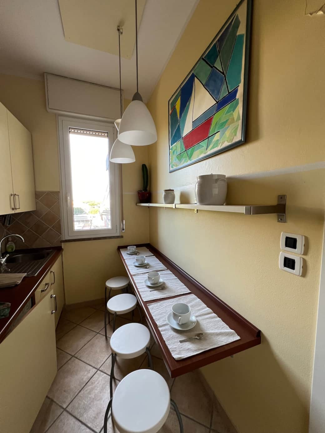 Zona colazione all'interno della cucina