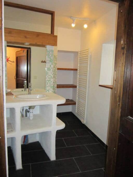la salle d'eau attenante à la chambre 1