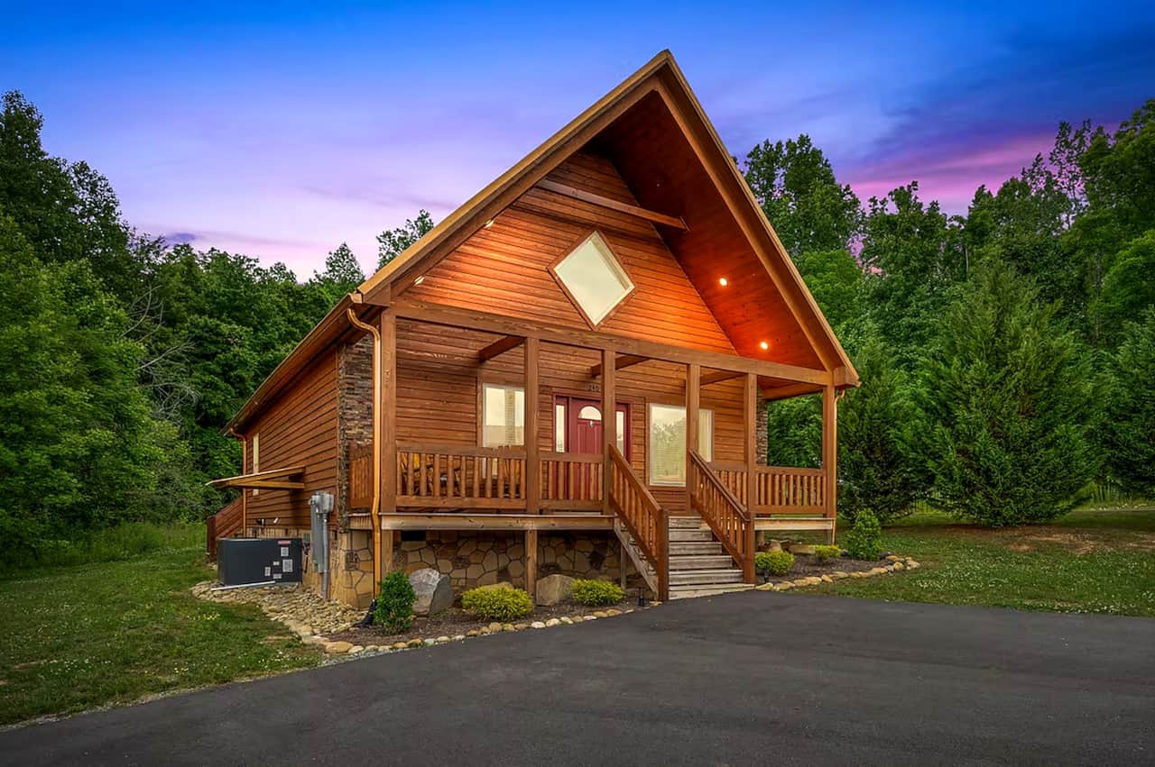 Mountain Time Lodge offers easy access via flat roads in a convenient, peaceful resort