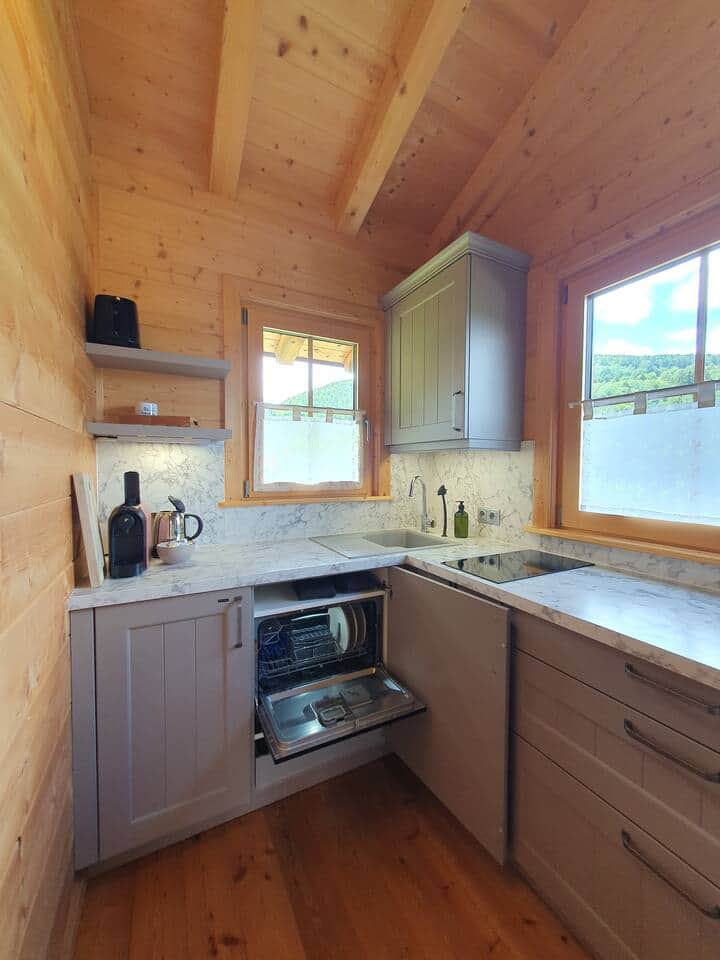 Ein integrierter Geschirrspüler erleichtert dir den Abwasch, sodass mehr Zeit für die schönen Dinge bleibt :)