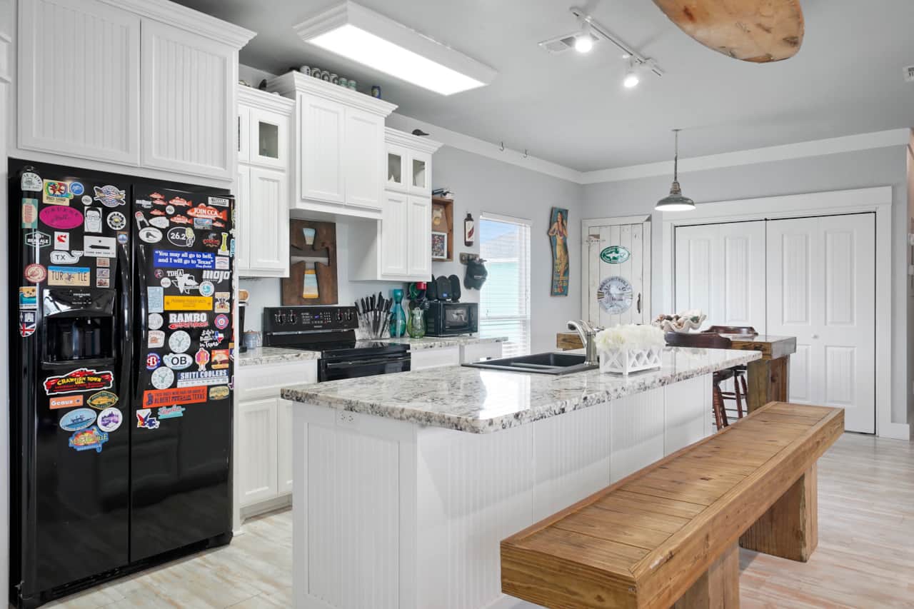 Gleaming counters and custom counter bench to enjoy an easy meal before hitting the beach!