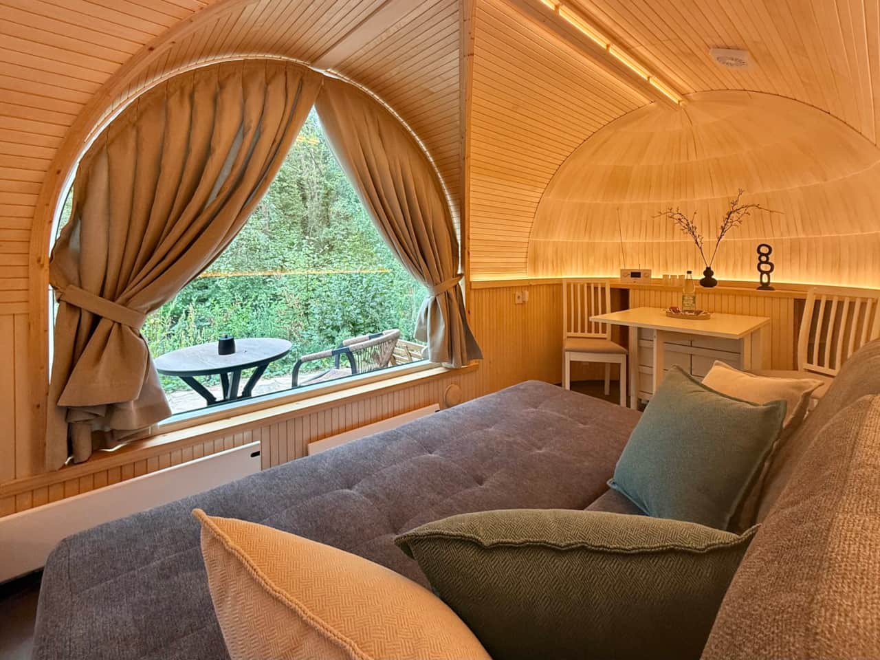 Fernsehen mal anders: von der bequemen Schlafcouch aus hast Du einen herrlichen Blick in den Wald.