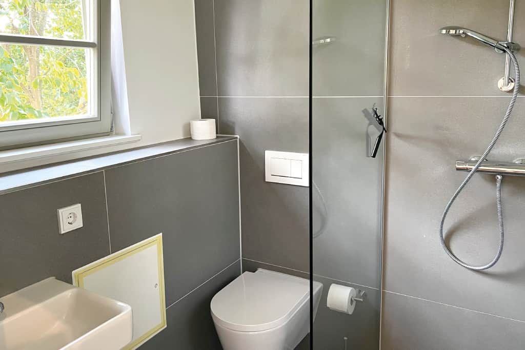 kleines Bad mit Dusche