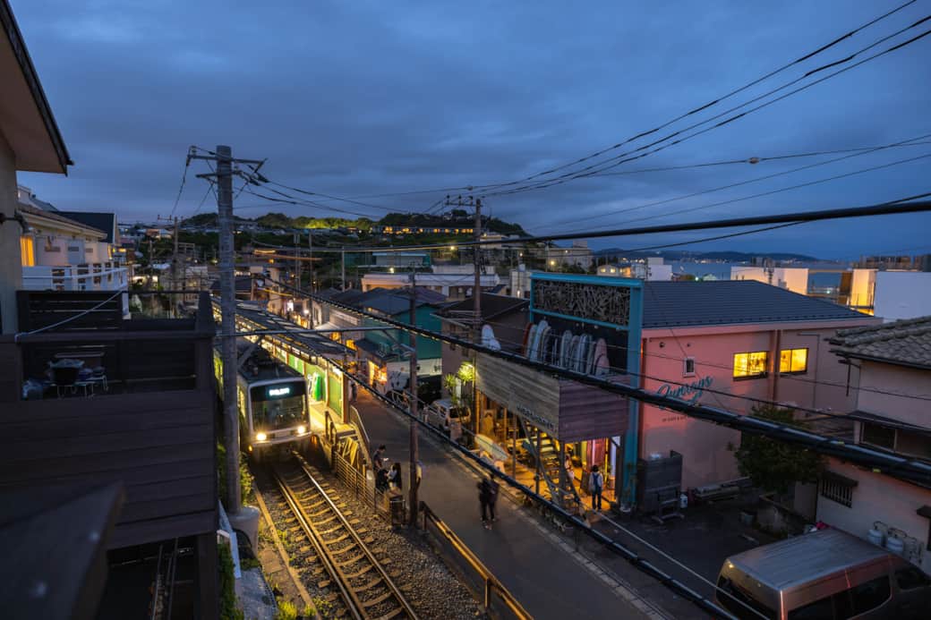 Kamakura night enoden train view