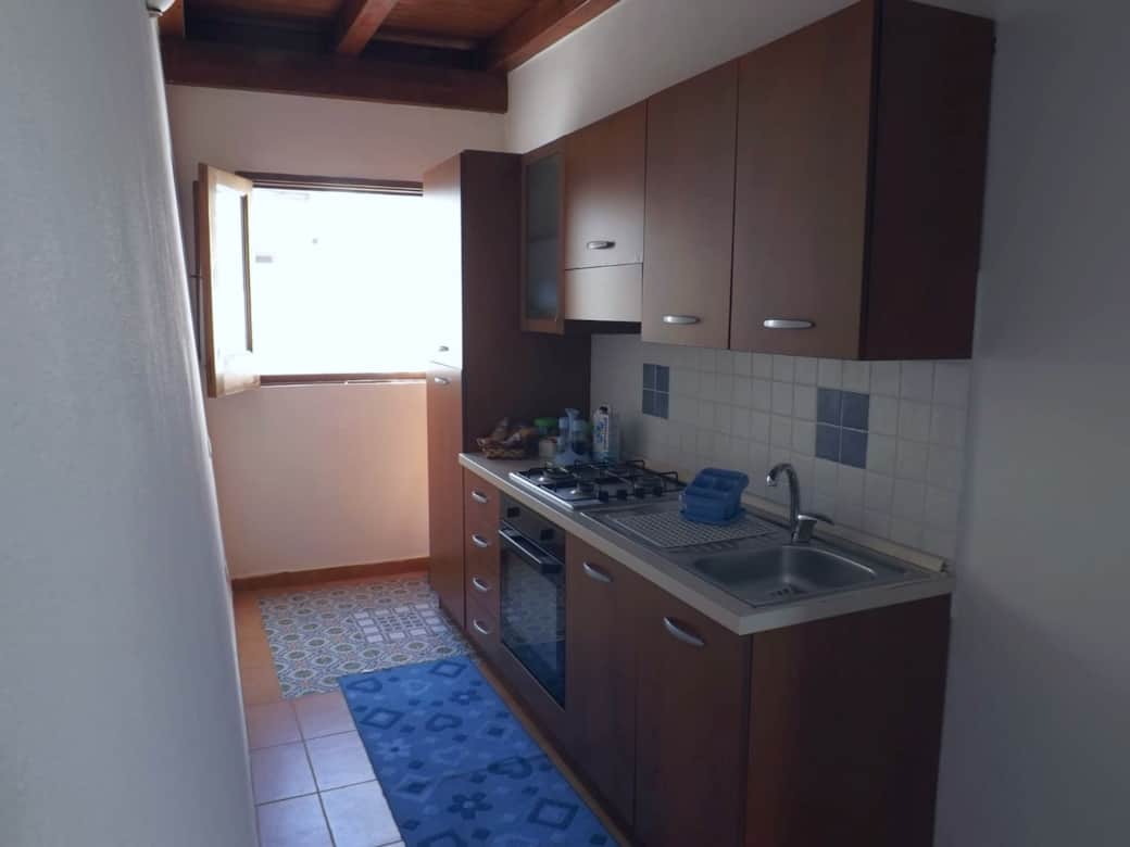 Cucina attrezzata con finestra luminosa, ideale per vacanze a Casa Eolo Cucina attrezzata con finestra luminosa, ideale per vacanze a Casa Eolo