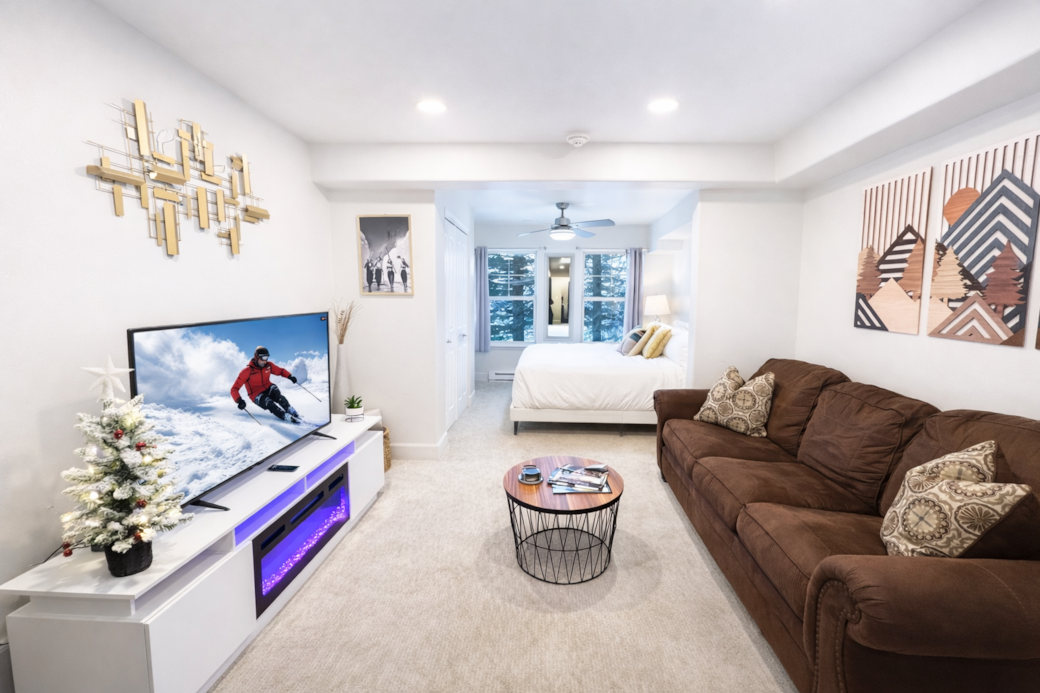 Sunshine Express Studio - King Bed - Smart TV  - Queen Sleeper Sofa