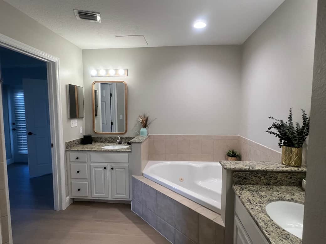 Master Bath with jet tub