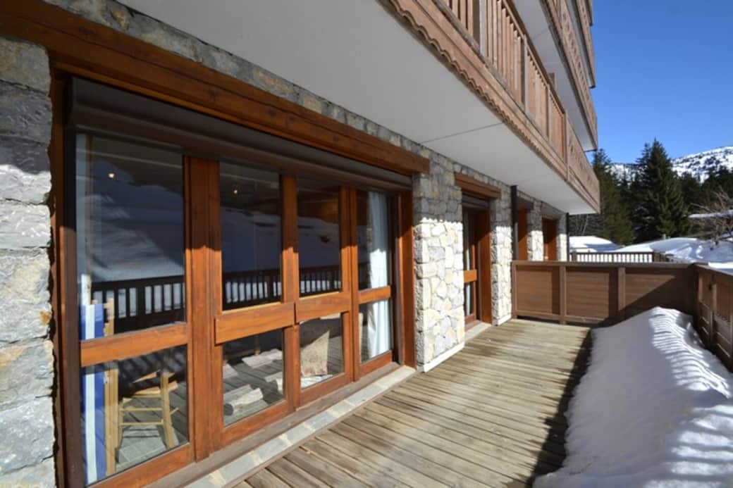 Grande terrasse privée avec portillon vers l'extérieur.