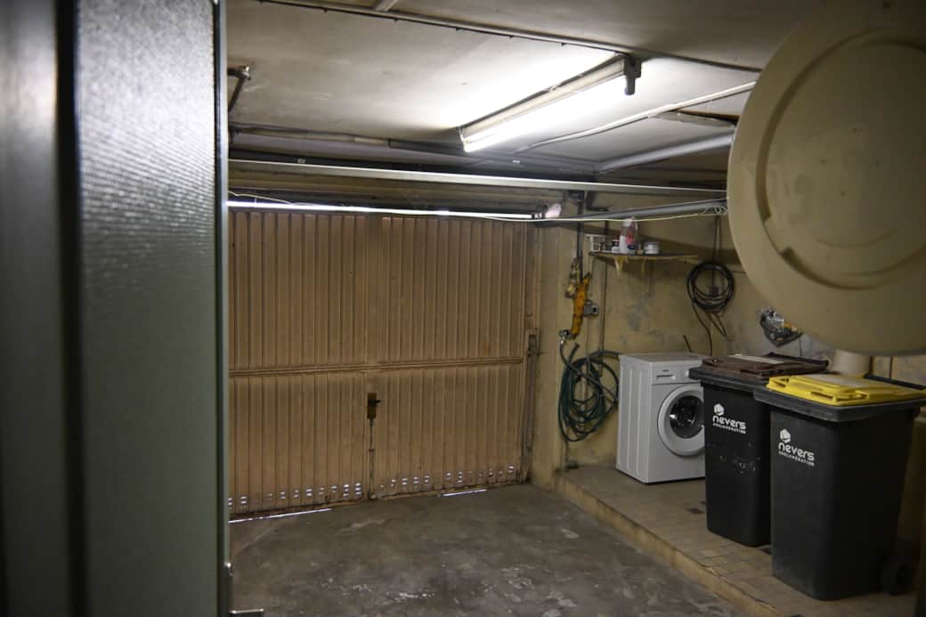 Garage privatif fermé, pratique pour stationner une moto, un scooter ou des vélos.