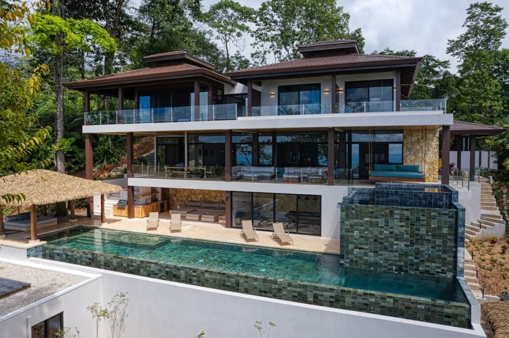 Amazing 3-floor jungle villa with infinity pool and jaccuzzi.