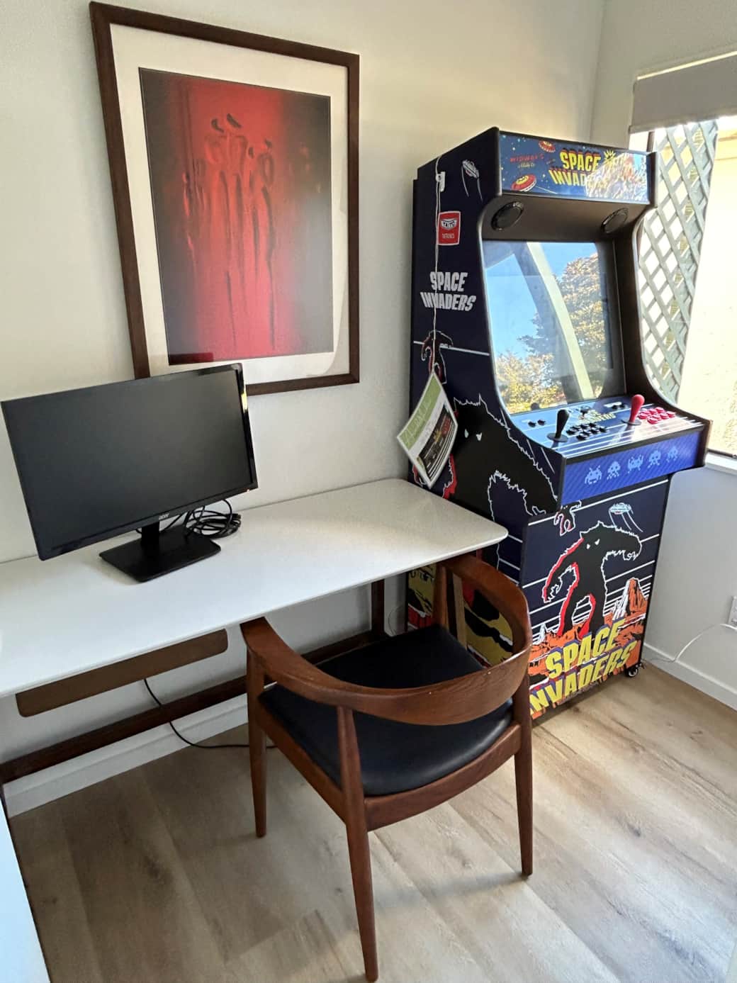 Office & Arcade - Take a break and enjoy some fun on the classic arcade machine with 3300 games.