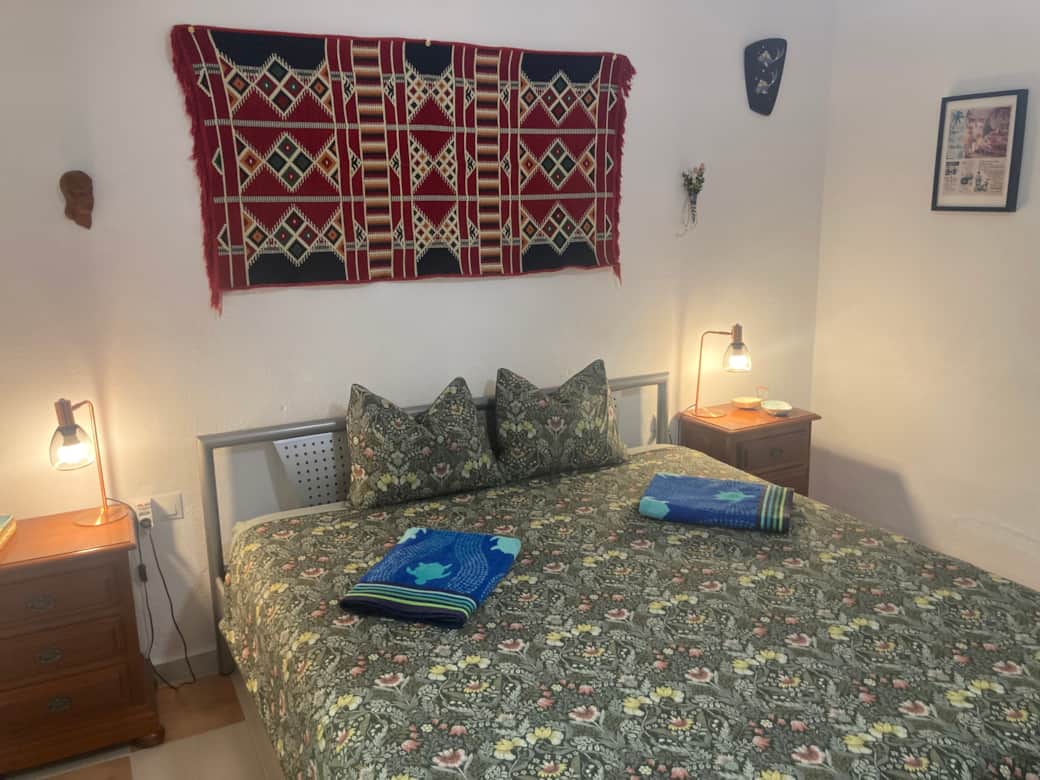 Rocasita - Bedroom with wardrobe and television